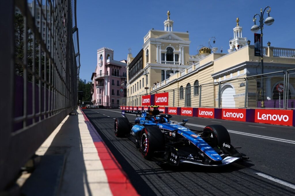 Williams estreia atualização no Azerbaijão, vê Sainz pontuar e perde Albon em acidente