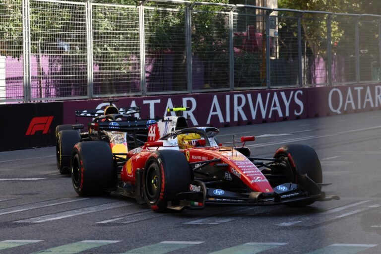 Rádio expõe dúvida de Hamilton sobre estratégia da Ferrari no safety car do GP do Azerbaijão