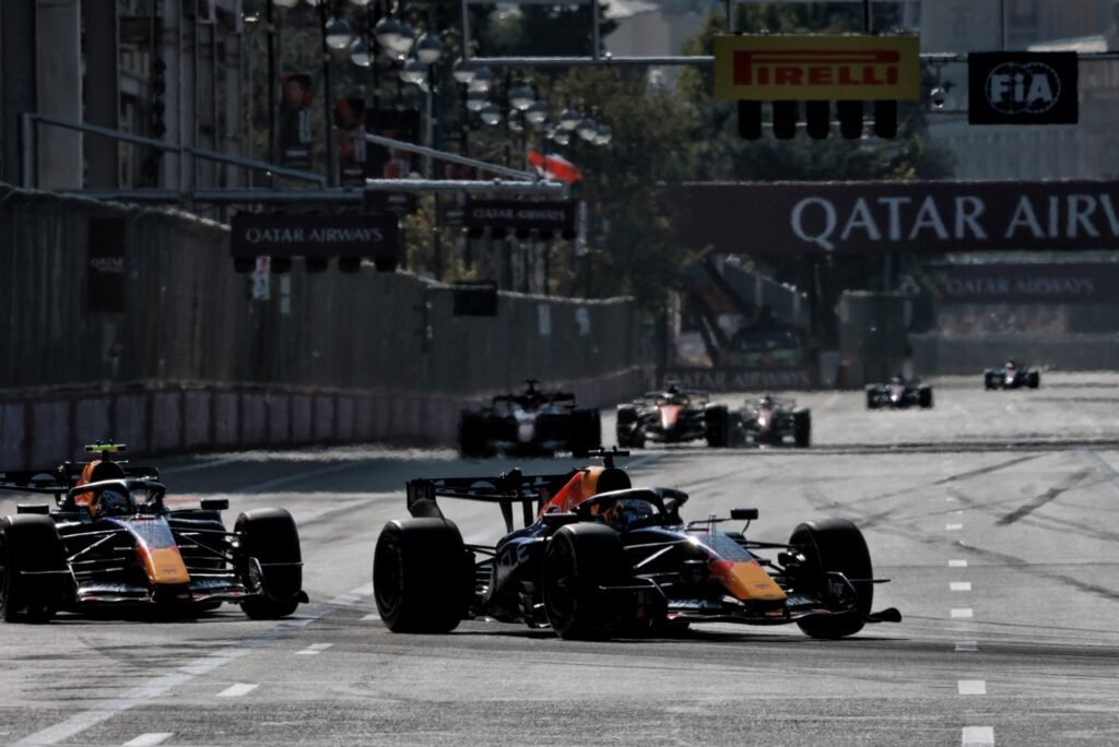 Villeneuve aprova decisão da Red Bull de não inverter posições entre Verstappen e Hadjar