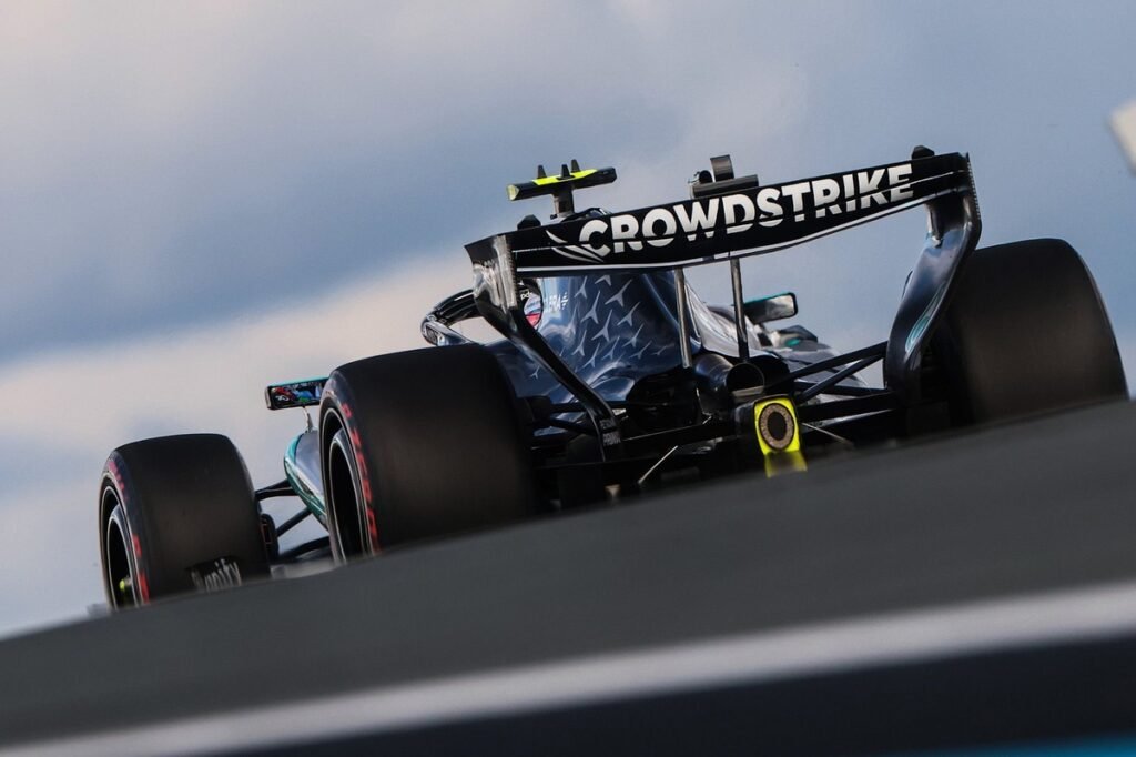 Mercedes adia atualização da unidade de potência, troca conjunto de Antonelli e aceita punição no fim do grid