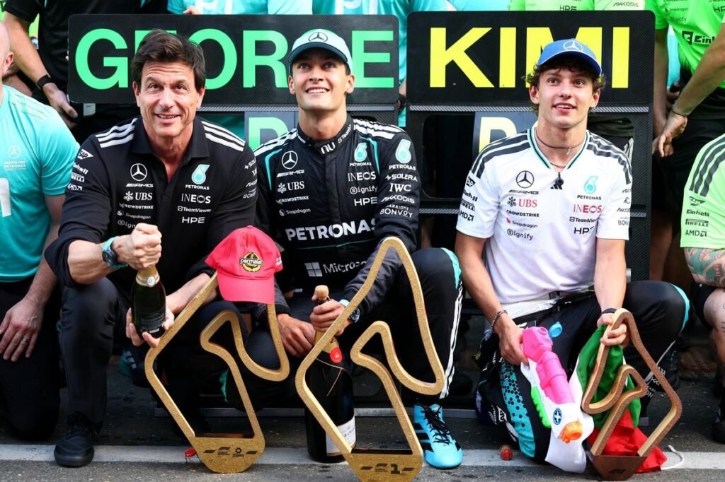 Russell admite que está fora da briga pelo título na F1 2026, e Wolff mantém respaldo na Mercedes