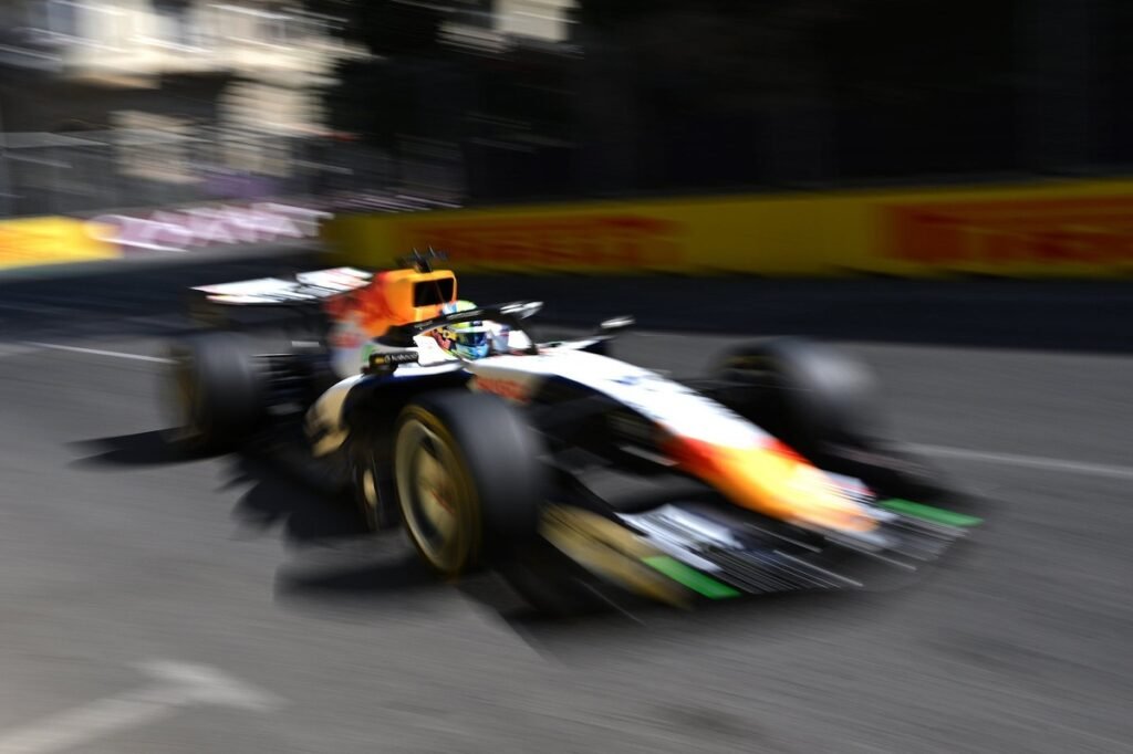 Lindblad toca no muro e tem carro removido no TL2 do GP do Azerbaijão