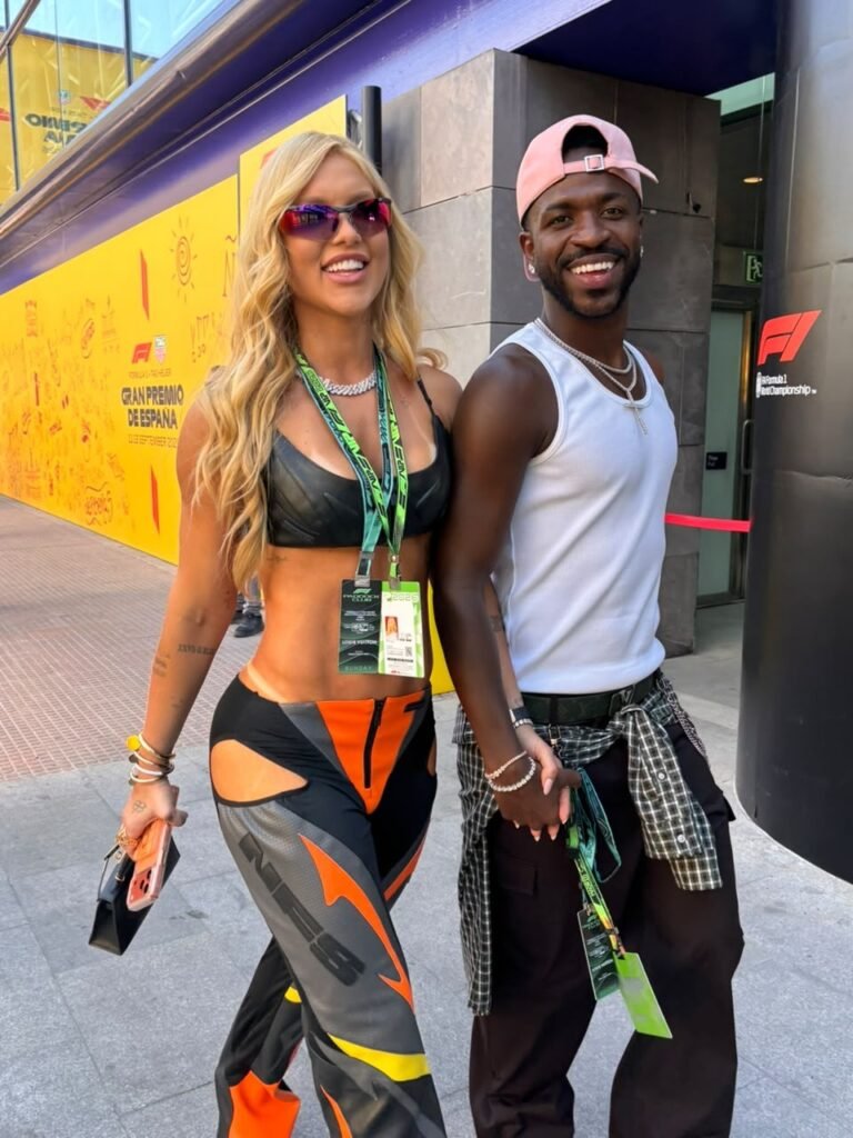 Vini Jr. e Virginia Fonseca chegam juntos ao GP da Espanha e circulam pelo paddock da F1