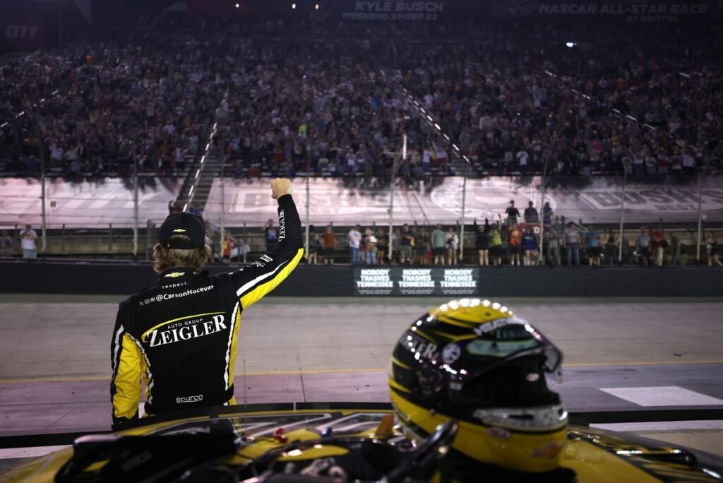 Bristol reúne grande público, rivalidades e até vaias em noite de NASCAR vencida por Joey Logano
