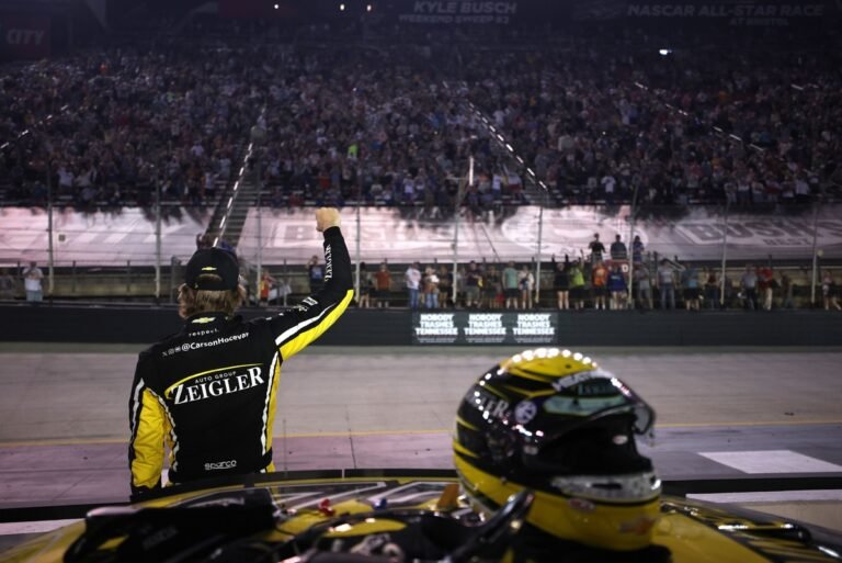 Bristol reúne grande público, rivalidades e até vaias em noite de NASCAR vencida por Joey Logano