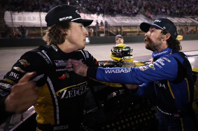 Carson Hocevar dá dois socos em Ryan Blaney após batida no fim da corrida em Bristol