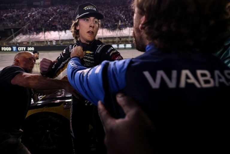 Bristol tem confusão entre Hocevar e Blaney, e Ric Flair defende briga sem capacete
