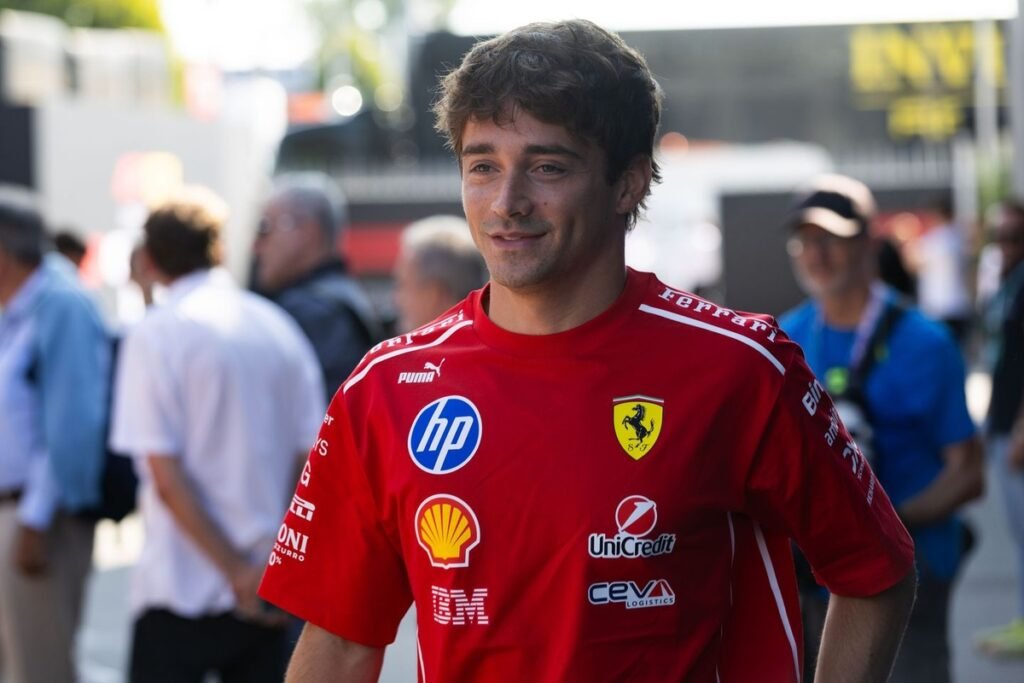 Ferrari revela macacão preto especial para Leclerc no GP de Singapura