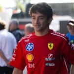 Ferrari revela macacão preto especial para Leclerc no GP de Singapura