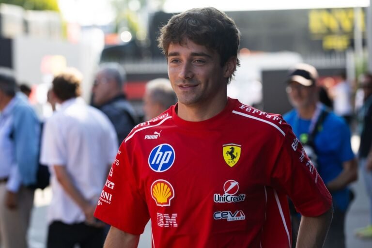 Ferrari revela macacão preto especial para Leclerc no GP de Singapura