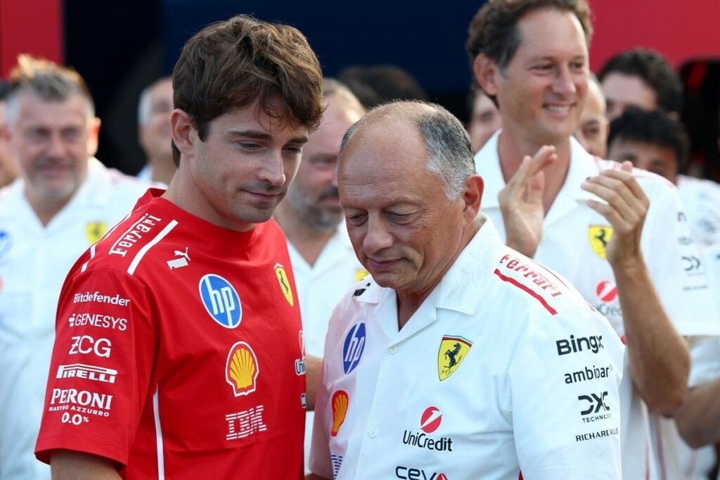Toque entre Leclerc e Hamilton na largada recoloca Vasseur sob pressão na Ferrari
