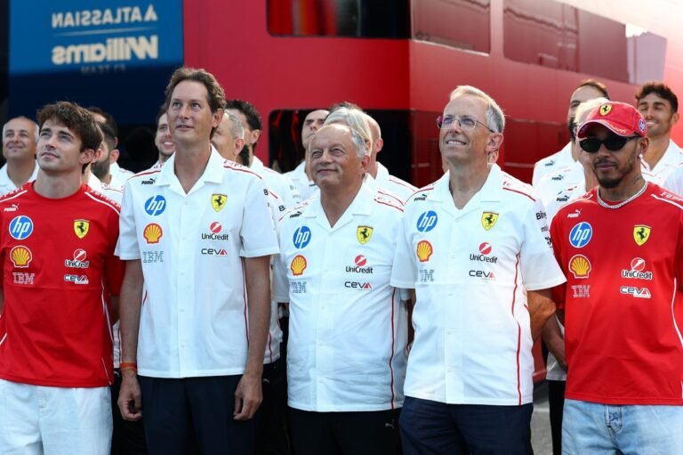 Hamilton nega ter pedido trocas na Ferrari e rebate rumores sobre bastidores