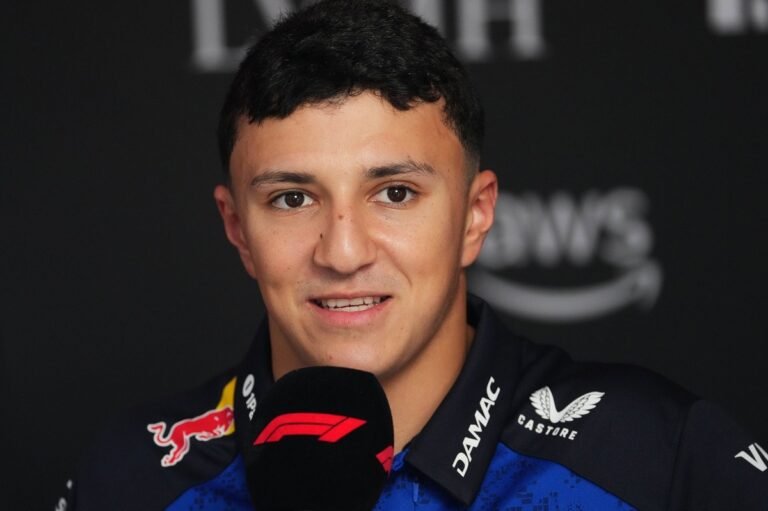 Hadjar segue fora do GP da Espanha, e Lawson volta ao carro da Red Bull