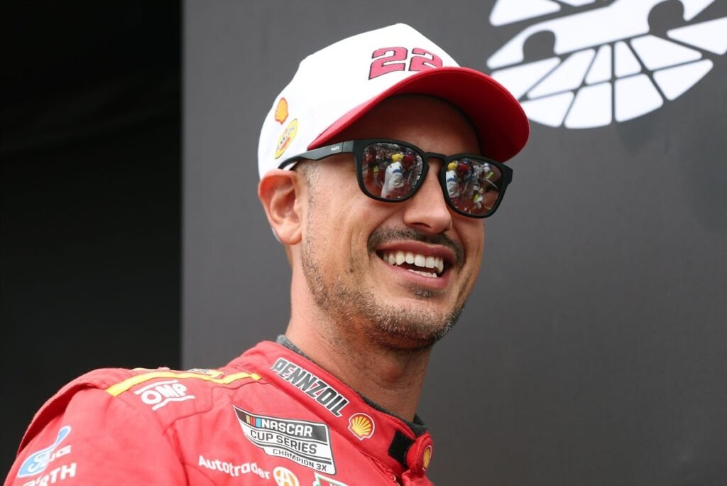 Joey Logano conta que usou certidão de nascimento falsa aos 10 anos para correr contra pilotos mais velhos