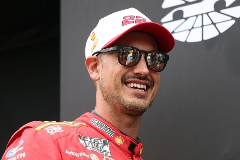 Joey Logano conta que usou certidão de nascimento falsa aos 10 anos para correr contra pilotos mais velhos