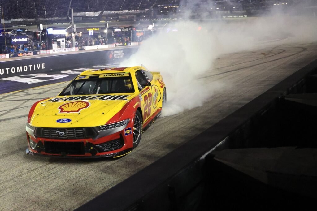 Joey Logano vence a Bristol Night Race e chega à 40ª vitória na NASCAR Cup