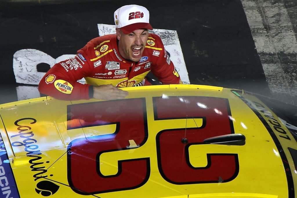 Joey Logano vence em Bristol após relargada final e chega ao 40º triunfo na NASCAR Cup