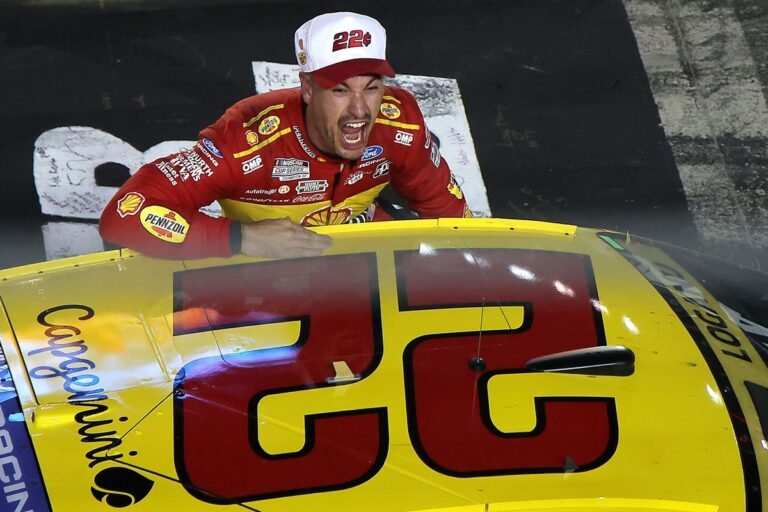 Joey Logano vence em Bristol após relargada final e chega ao 40º triunfo na NASCAR Cup