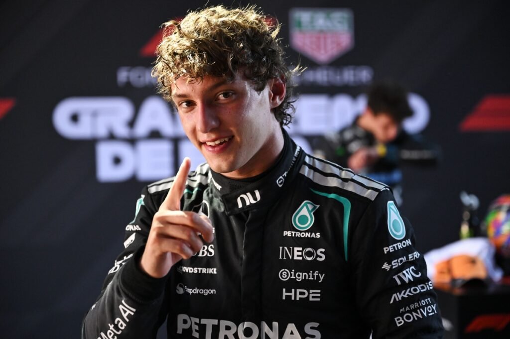 Vettel diz que ficará feliz se Antonelli quebrar seu recorde de campeão mais jovem da F1
