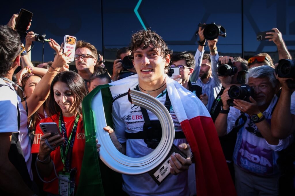 Antonelli vence estreia da F1 em Madri, com Hamilton fora da briga por falha nos freios