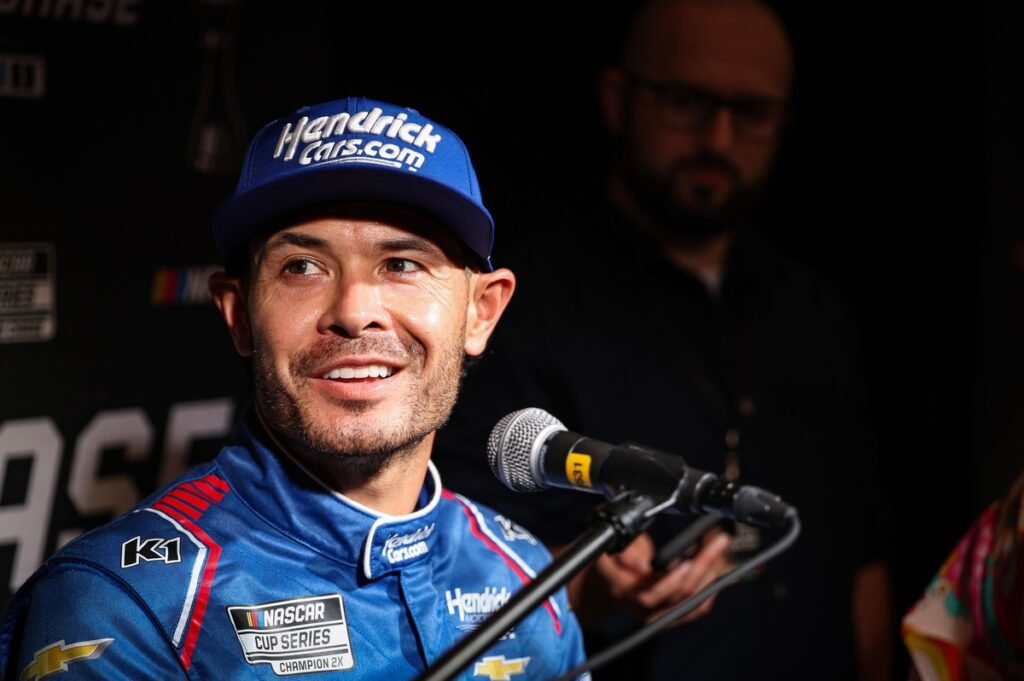 Kyle Larson defende aposta estratégica em Darlington após perder rendimento no fim