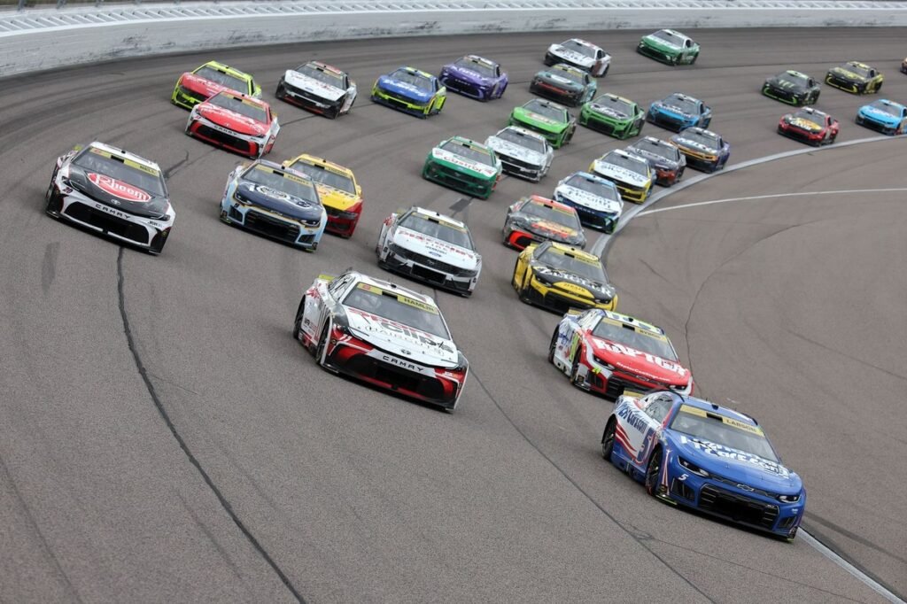 Larson domina em Kansas, amplia vantagem na NASCAR Cup e pressiona rivais no campeonato