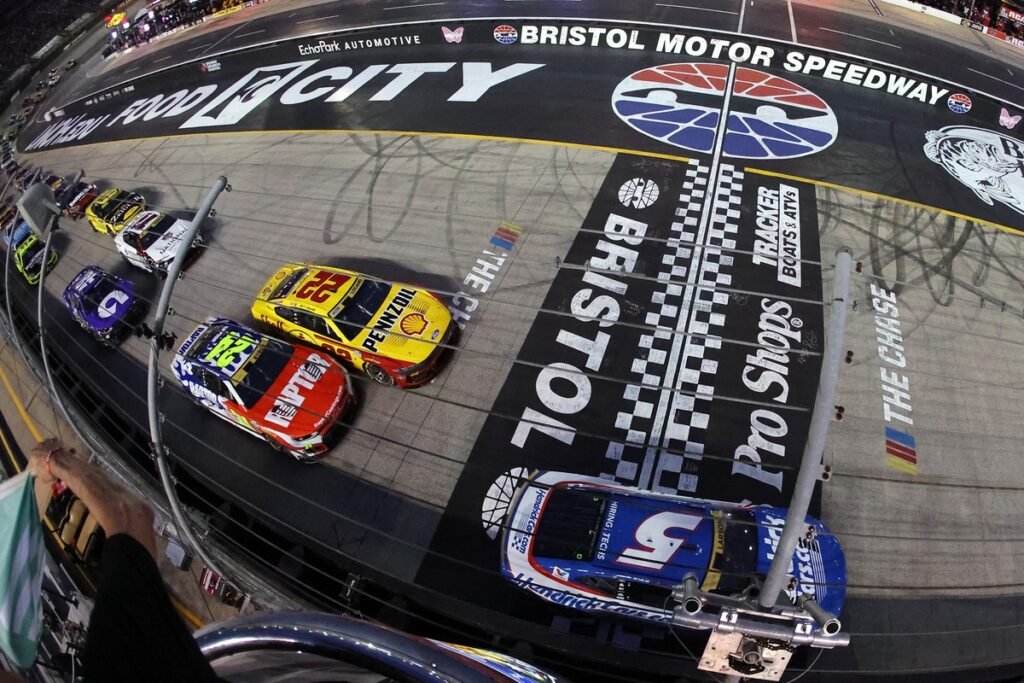 Kyle Larson lidera a NASCAR Cup por um ponto após Bristol; Logano sobe e Blaney cai