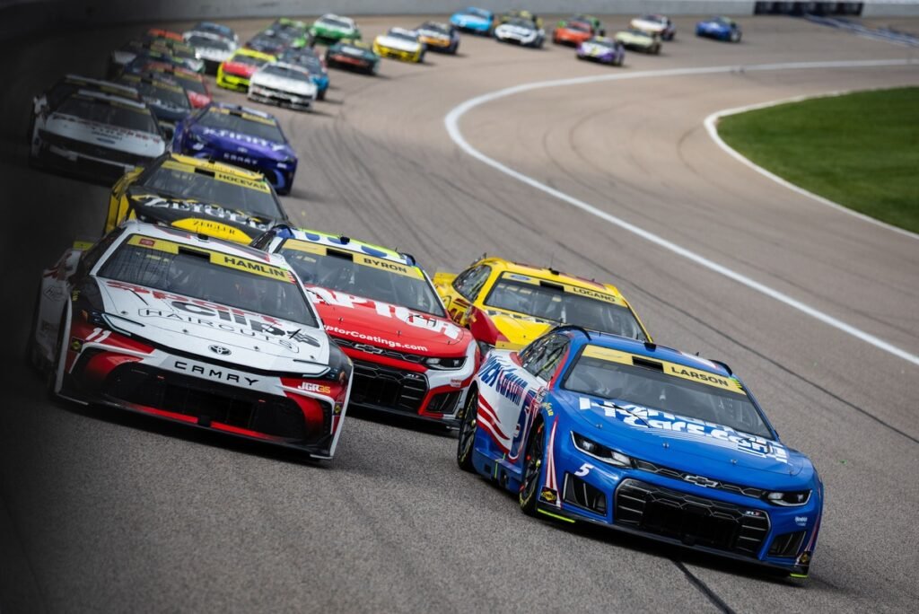 Larson abre 26 pontos sobre Hamlin após vitória em Kansas II na NASCAR Cup