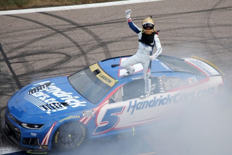 Kyle Larson vence em Kansas, faz pontuação máxima e amplia liderança na NASCAR Cup