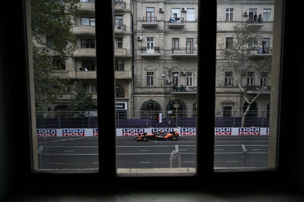 Baku completa dez anos na F1 com perfil menos fora da curva no calendário