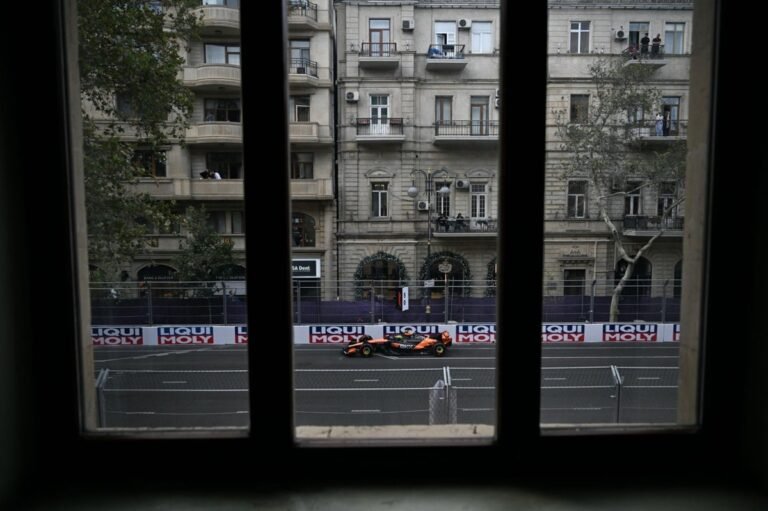 Baku completa dez anos na F1 com perfil menos fora da curva no calendário