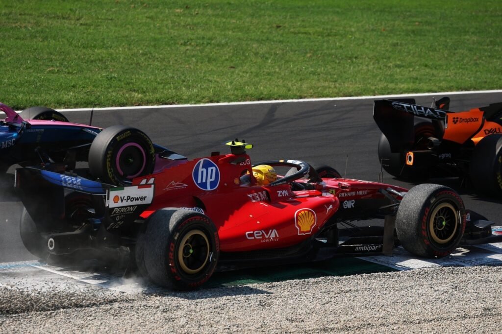 Hamilton rebate Leclerc após toque na largada em Monza: “Eu estava à frente”