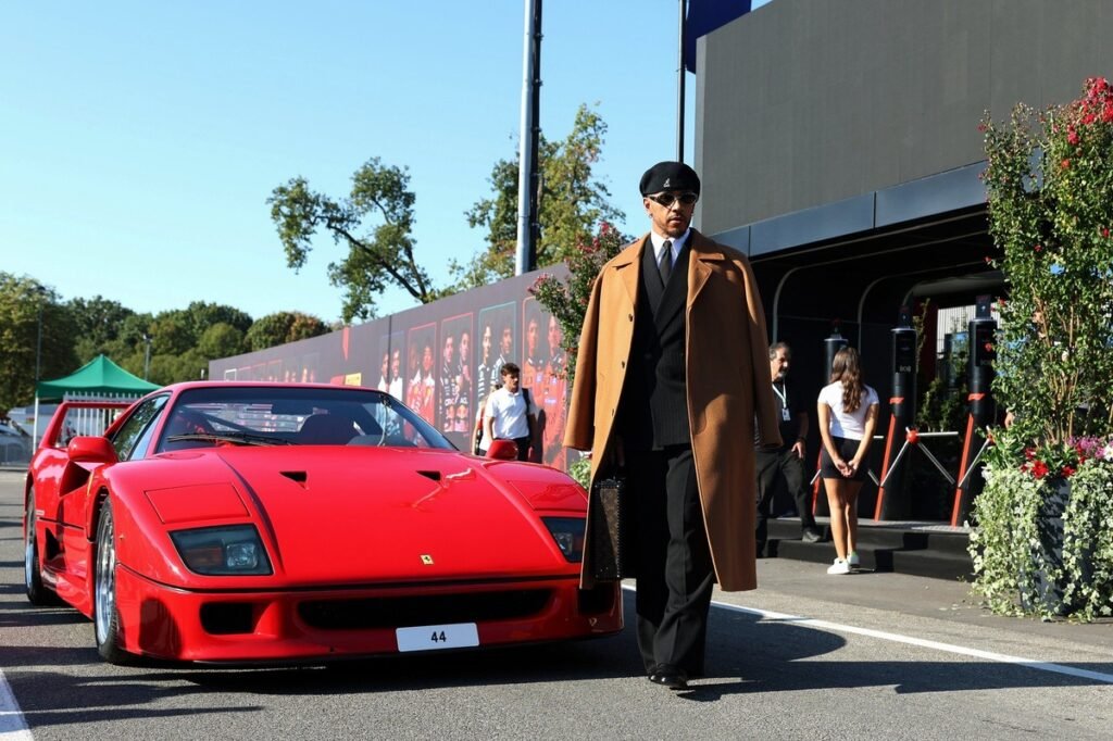 Hamilton chega a Monza com Ferrari F40 restaurada e chama atenção no paddock