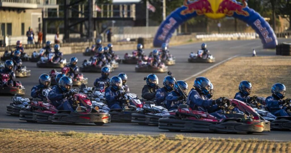 Verstappen larga do fim do grid, passa 100 rivais em 14 voltas e vence desafio de kart em Silverstone
