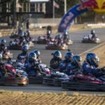 Verstappen larga do fim do grid, passa 100 rivais em 14 voltas e vence desafio de kart em Silverstone