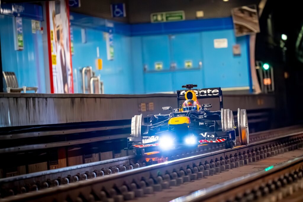 Red Bull adapta RB8 e põe carro de 2012 para andar nos trilhos do metrô em Madri