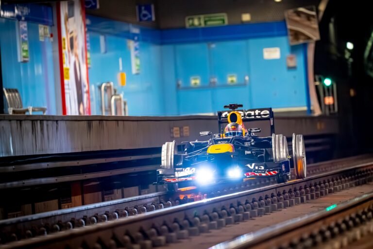 Red Bull adapta RB8 e põe carro de 2012 para andar nos trilhos do metrô em Madri