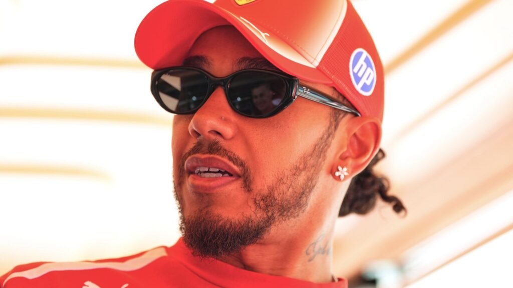 Hamilton mira Russell no campeonato e diz que top 3 da Ferrari seria “um grande resultado”