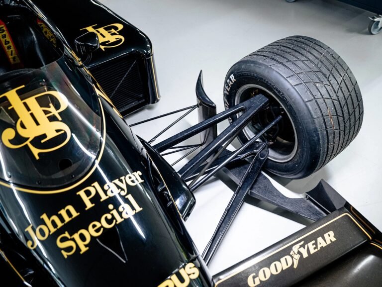 Carro da primeira vitória de Senna na F1 terá série de dez réplicas