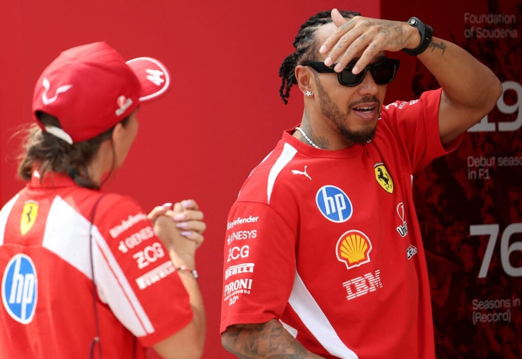 Hamilton cobra reação da Ferrari para 2027 e aponta desvantagem de potência