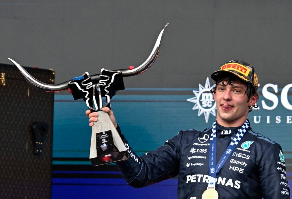 Antonelli vence nos EUA e fica a um nono lugar do título da F1 em 2026