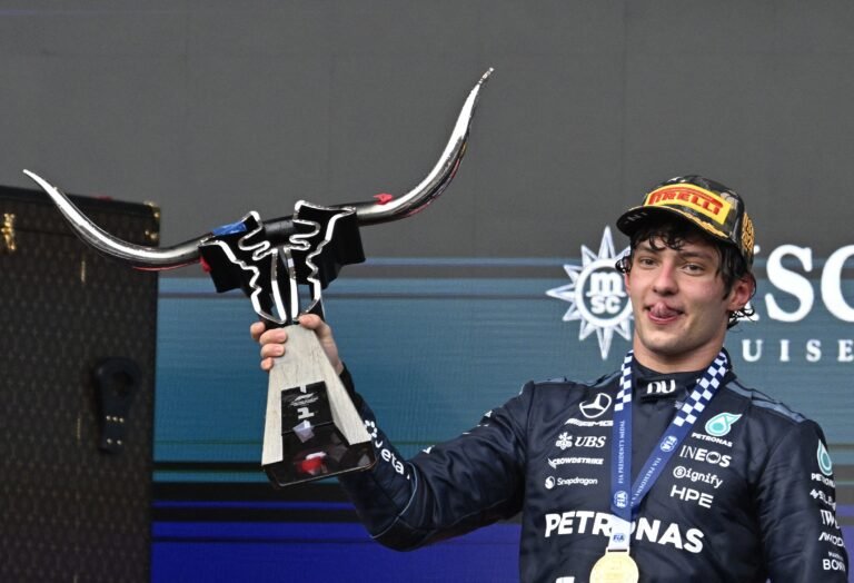 Antonelli vence nos EUA e fica a um nono lugar do título da F1 em 2026