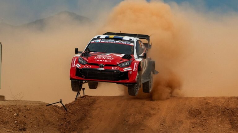 Oliver Solberg lidera abertura do Rally da Sardenha; Evans e Ogier seguem perto
