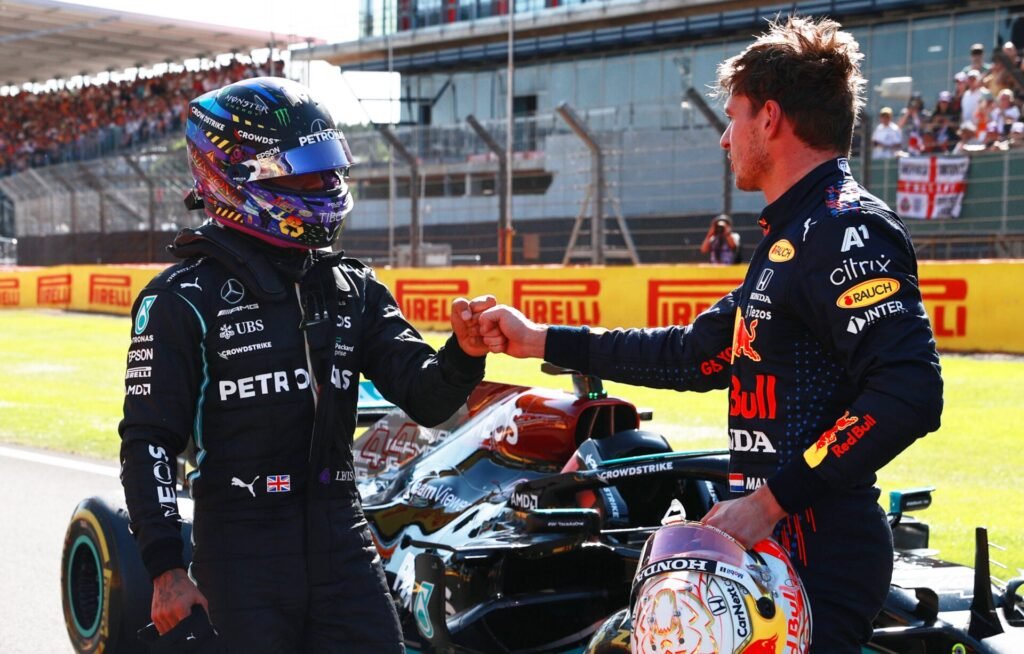 Horner diz que linguagem corporal de Hamilton já indicava tensão antes da batida com Verstappen em Silverstone