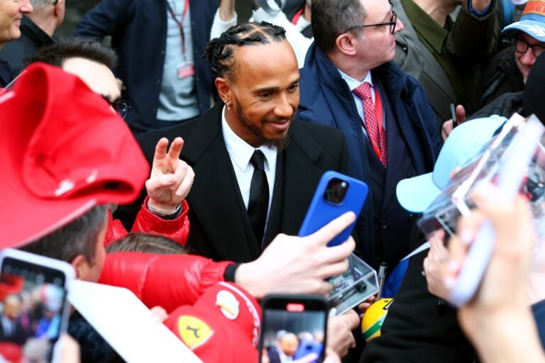 Fittipaldi lamenta críticas a Hamilton na estreia pela Ferrari e destaca reação em 2026