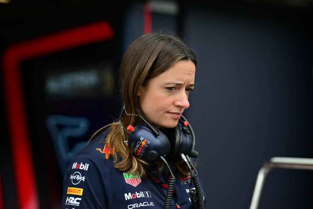 Ferrari é pressionada por estratégia após Leclerc citar Red Bull, mas mudança por Hannah Schmitz é incerta