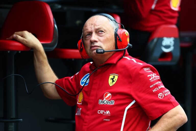 Ferrari prepara sucessão de Vasseur para 2027, mas mantém apoio público ao chefe da equipe