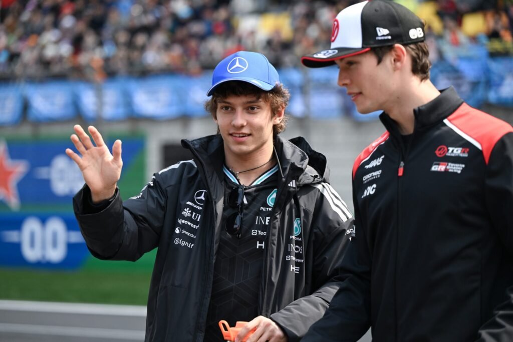 Bearman admite que é “difícil” ver Antonelli tão perto do título da F1 em 2026