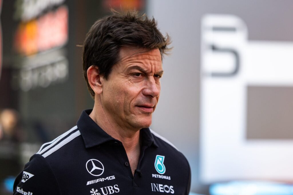Wolff diz que Mercedes manterá tratamento igual entre Antonelli e Russell em fase decisiva de atualizações