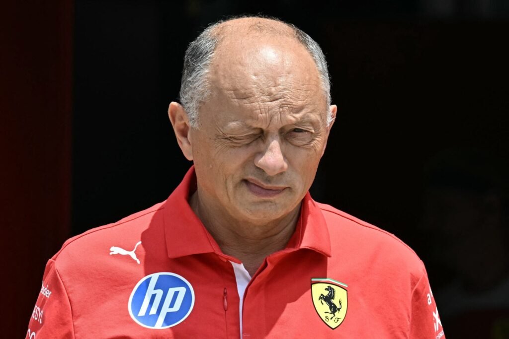Pressão sobre Vasseur cresce na Ferrari em meio ao jejum de títulos e à distância para a Mercedes